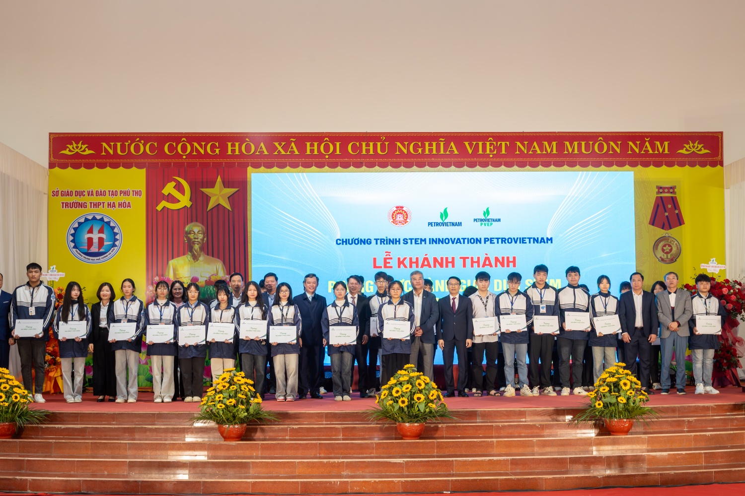Lãnh đạo Petrovietnam và PVEP trao tặng học bổng cho học sinh Trường THPT Hạ Hòa.