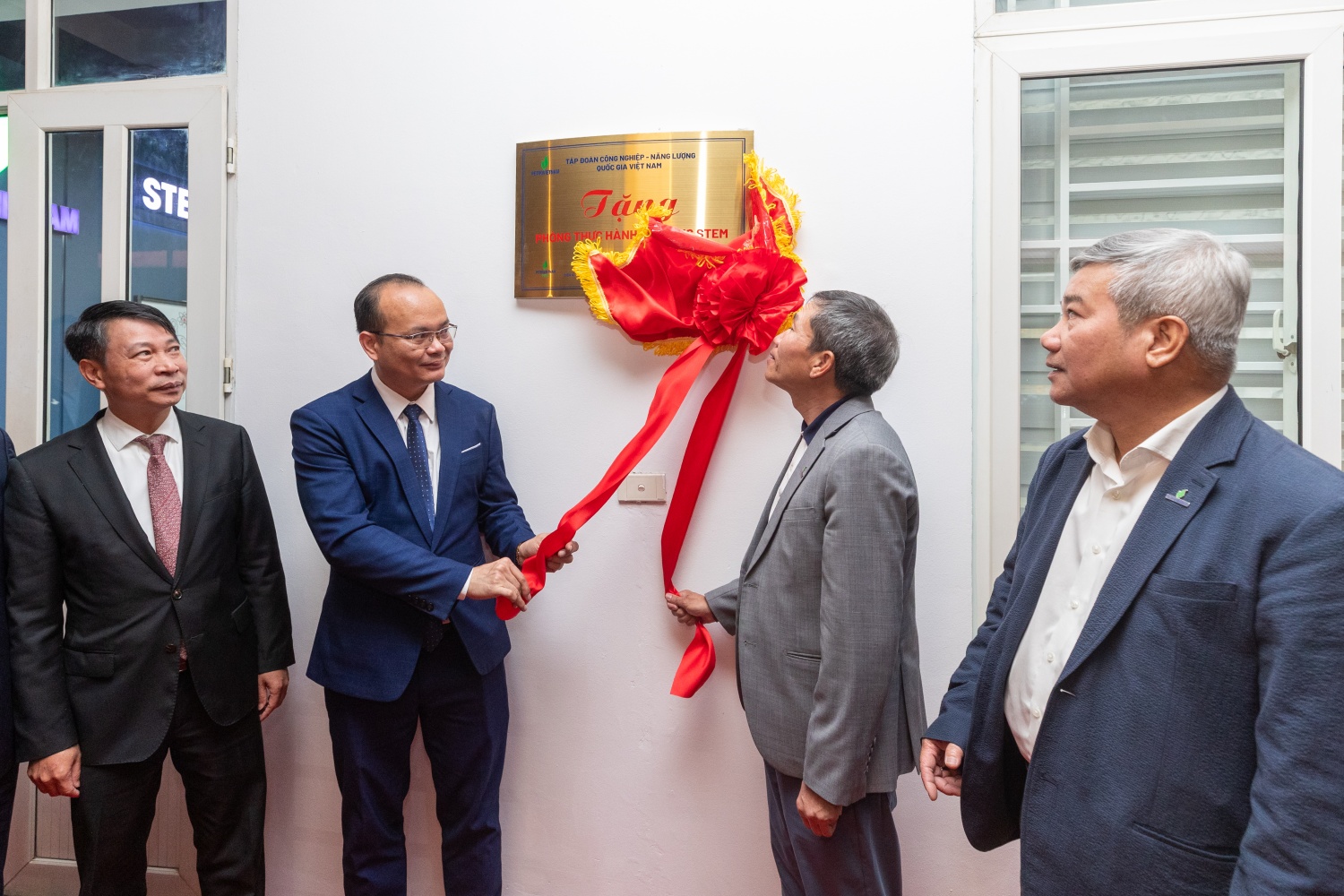 Đại diện lãnh đạo tỉnh Phú Thọ, Petrovietnam và Trường THPT Hạ Hòa thực hiện nghi thức khánh thành phòng STEM.