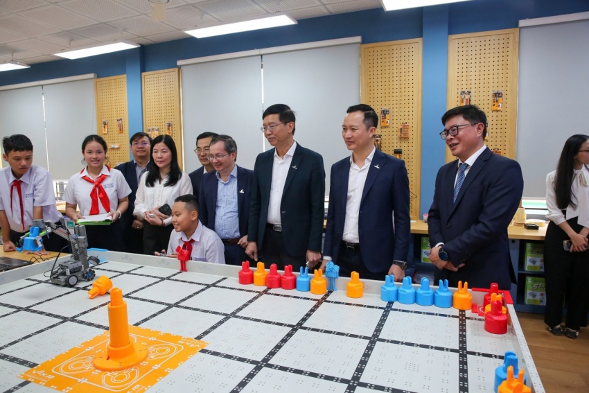 Các vị đại biểu thăm phòng STEM vừa khánh thành.
