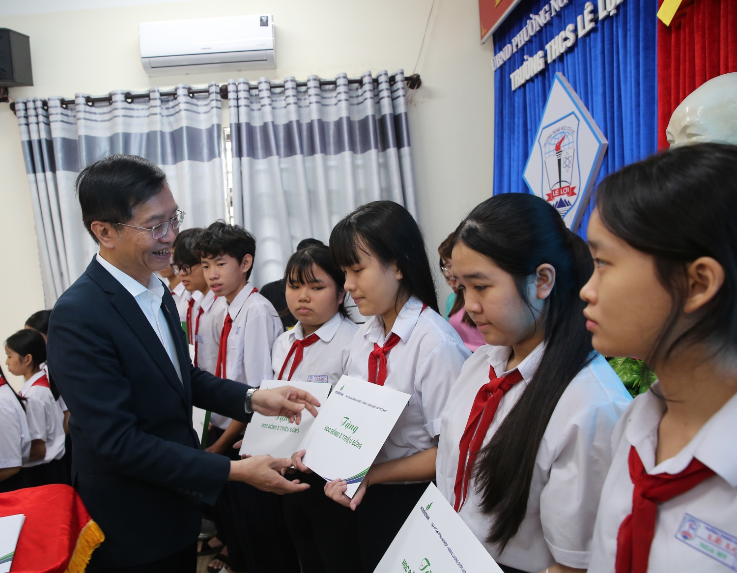 Đồng chí Trần Quang Dũng trao học bổng cho các học sinh Trường THCS Lê Lợi.