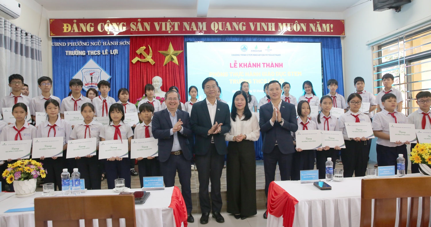 Lãnh đạo Sở Giáo dục và Đào tạo TP Đà Nẵng, Petrovietnam, BSR trao tặng học bổng cho các học sinh tại Trường THCS Lê Lợi.