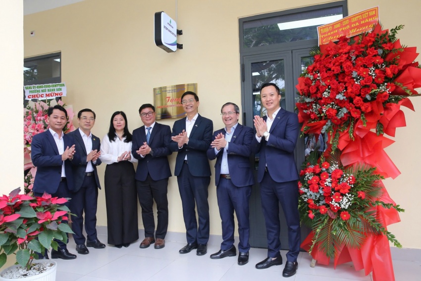 Các đại biểu chúc mừng Lễ khánh thành phòng thực hành giáo dục STEM tại Trường THCS Lê Lợi.
