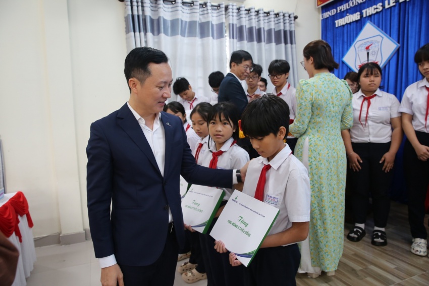 Đồng chí Phạm Minh Nghĩa - Phó Tổng Giám đốc BSR trao học bổng cho các học sinh Trường THCS Lê Lợi.