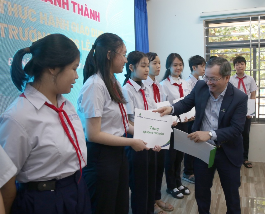 Đồng chí Khương Lê Thành - Thành viên HĐQT BSR trao học bổng cho các học sinh Trường THCS Lê Lợi.