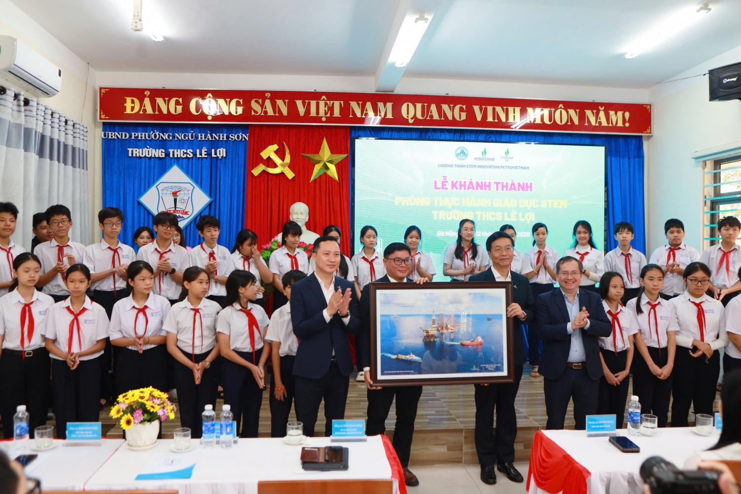 Lãnh đạo Petrovietnam và BSR trao quà cho Trường THCS Lê Lợi.