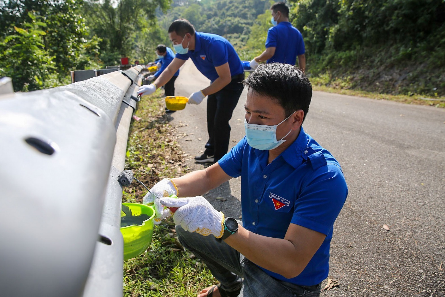 Đoàn viên, thanh niên BSR thực hiện tôn tạo cảnh quan tại khu vực đường lên Trạm quan sát NMLD Dung Quất.