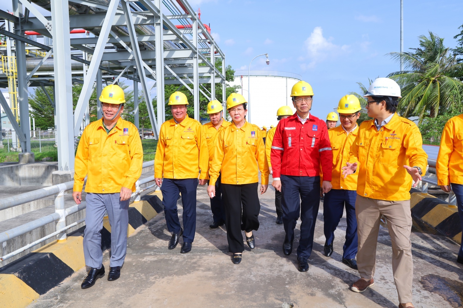 Đoàn công tác Đảng ủy Chính phủ và đồng chí Trần Quang Dũng - Phó Bí thư phụ trách Đảng bộ Petrovietnam kiểm tra hoạt động tại kho cảng PV GAS Vũng Tàu