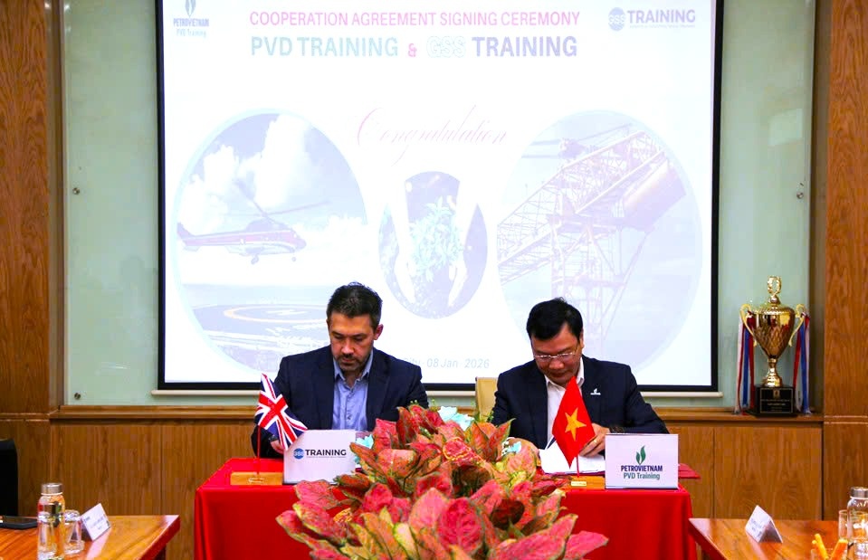 Ông Lương Thanh Tịnh - Giám đốc PVD Training và ông Gareth John Kirby - Giám đốc GSS Group Ltd ký kết thỏa thuận hợp tác.