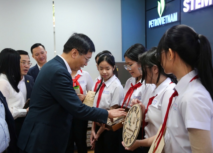 Đồng chí Trần Quang Dũng hy vọng phòng STEM sẽ góp phần ươm mầm đổi mới sáng tạo tại TP Đà Nẵng - thành phố đang dần tiến tới là trung tâm tài chính, thành phố khoa học công nghệ của đất nước.