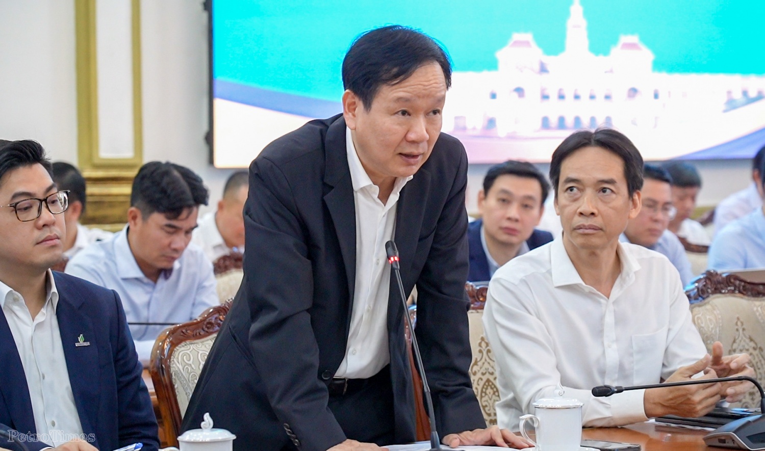 Ông Vũ Mai Khanh - Tổng Giám đốc Vietsovpetro báo cáo, kiến nghị về hoạt động sản xuất kinh doanh, công tác an sinh xã hội tại Thành phố trong thời gian tới.