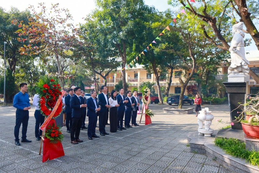 Đoàn công tác của Petrovietnam dâng hương tại tượng đài Anh hùng dân tộc Lê Lợi trong khuôn viên Trường THCS Lê Lợi.