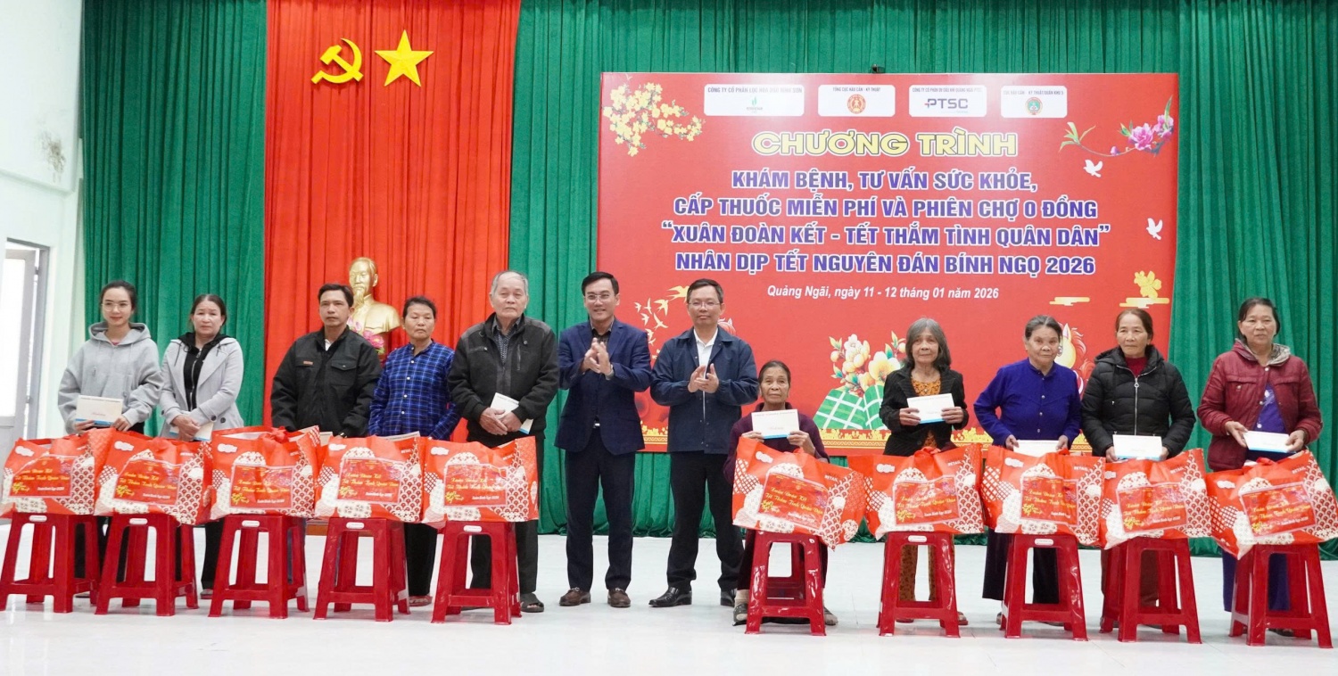 Những suất quà nghĩa tình từ chương trình “Phiên chợ 0 đồng” do BSR tài trợ được trao đến các hộ dân có hoàn cảnh khó khăn tại xã Vạn Tường.