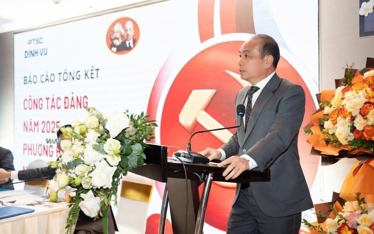 Ông Nguyễn Hải Bằng - Bí thư Đảng ủy, Chủ tịch HĐQT PTSC Đình Vũ trình bày báo cáo tổng kết công tác Đảng năm 2025, phương hướng nhiệm vụ năm 2026 tại Hội nghị tổng kết năm 2025 và Hội nghị Người lao động năm 2026, diễn ra ngày 9/1/2025 tại Quảng Ninh.