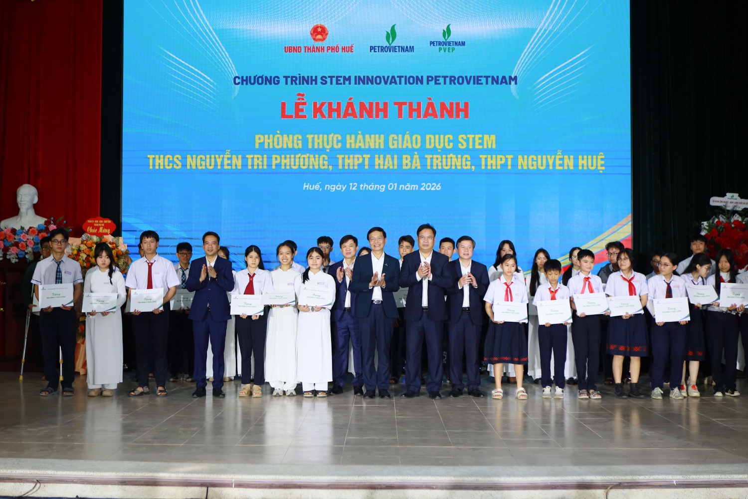 Đại diện Thành uỷ Huế, UBND thành phố Huế, Petrovietnam và Sở Giáo dục và Đào tạo TP Huế trao học bổng cho các em học sinh đạt thành tích cao trong học tập.