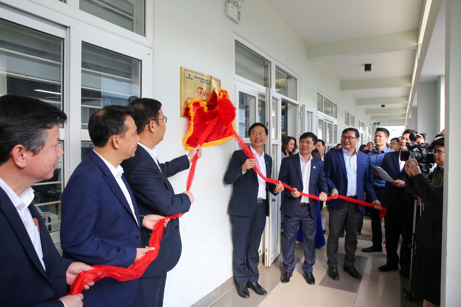 Các đại biểu thực hiện nghi thức khánh thành phòng giáo dục thực hành STEM tại Trường THCS Nguyễn Tri Phương.