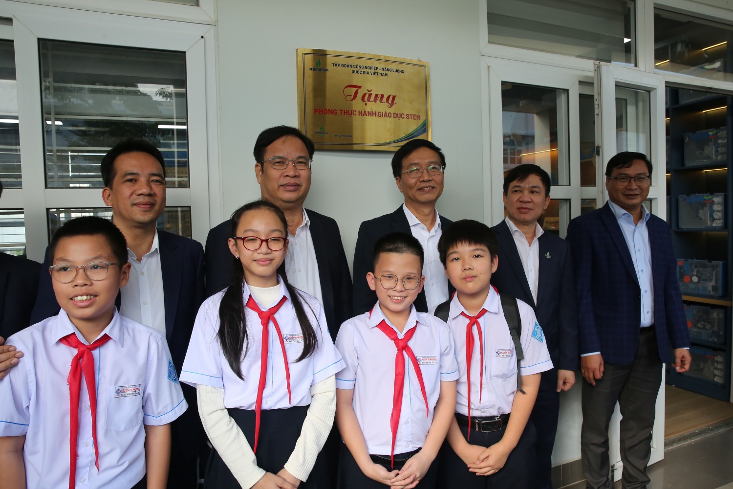 Các đại biểu và các em học sinh cùng chung vui sau khi khánh thành Phòng STEM tại Trường THCS Nguyễn Tri Phương.