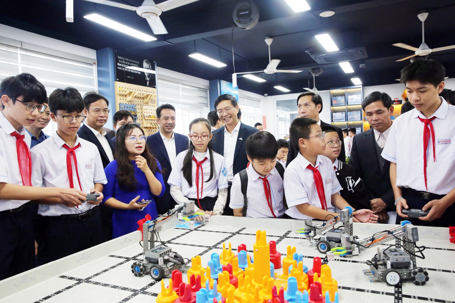 Tại phòng STEM, thầy cô giáo Trường THCS Nguyễn Tri Phương đã tổ chức một trò chơi nhỏ để trình diễn khả năng tiếp cận, điều khiển các robot do chính tay các em học sinh lắp đặt.