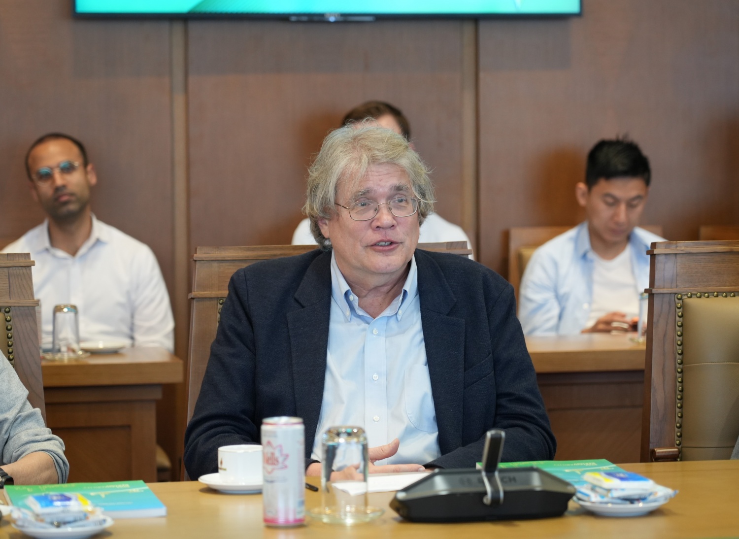 GS. Philip Nichols cảm ơn Petrovietnam về những chia sẻ bổ ích, giúp học viên Wharton có cái nhìn trực diện về cách một tập đoàn kinh tế nhà nước hàng đầu vận hành