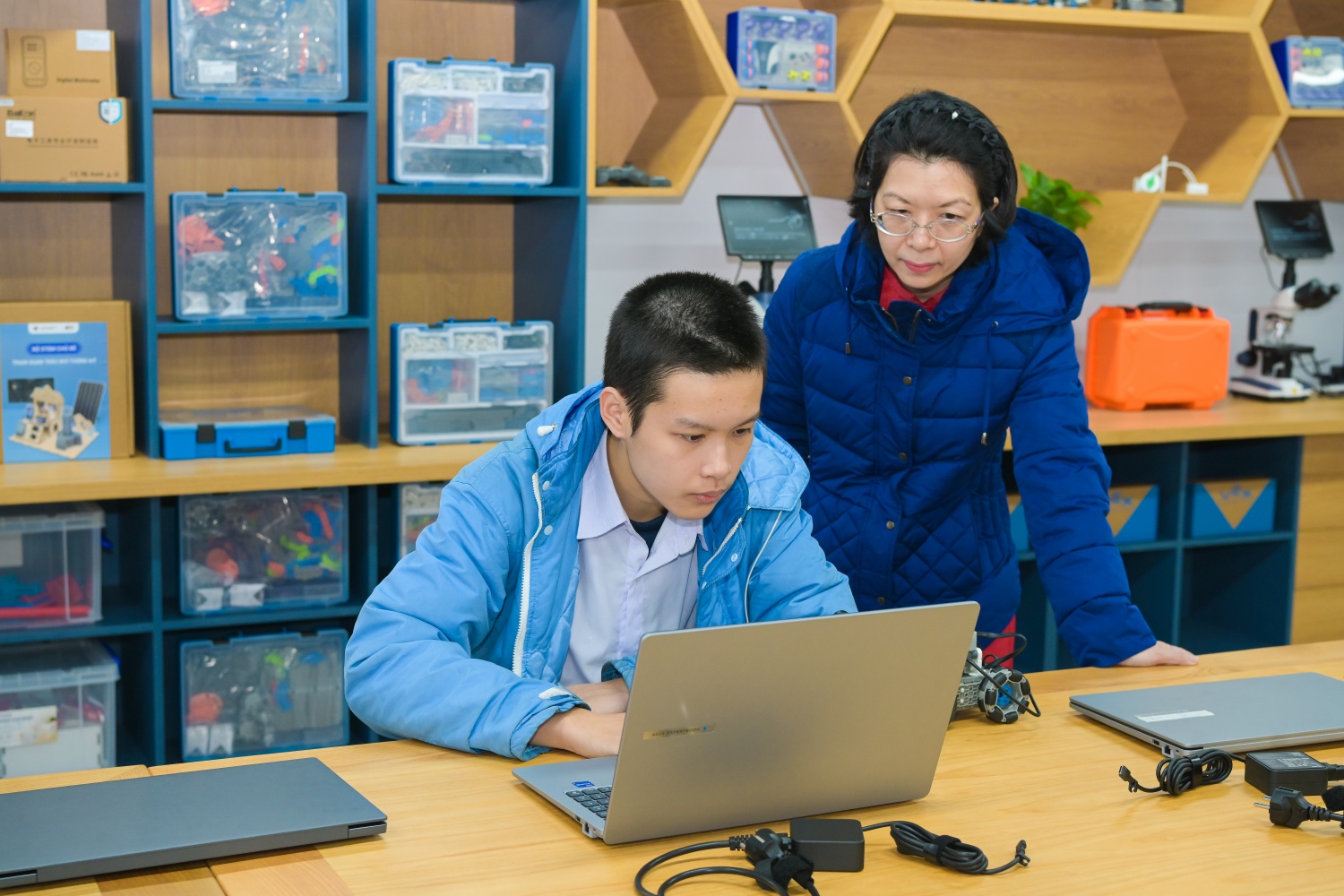 Em Vũ Phùng Công Huy, học sinh lớp 12 Pháp, Trường THPT chuyên Trần Phú, hào hứng nghiên cứu và trải nghiệm các hoạt động khoa học trong phòng STEM mới của nhà trường.