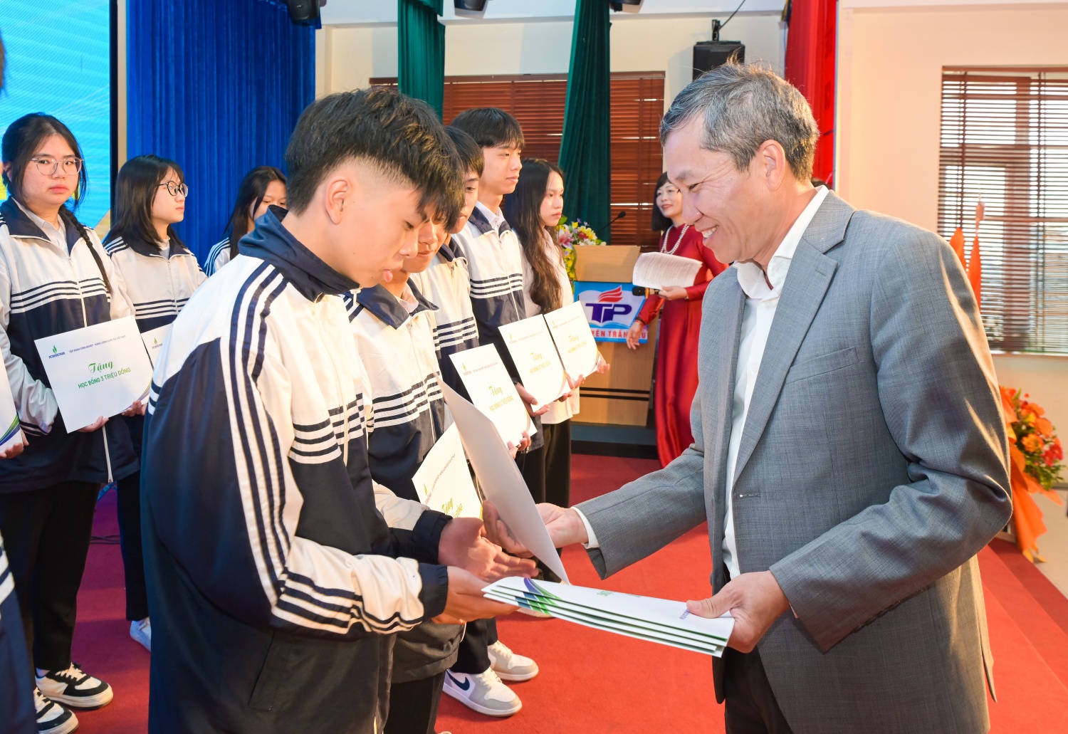 Phó Tổng Giám đốc PVEP Hoàng Ngọc Trung trao hỗ trợ cho các học sinh có hoàn cảnh khó khăn đạt thành tích cao trong học tập.
