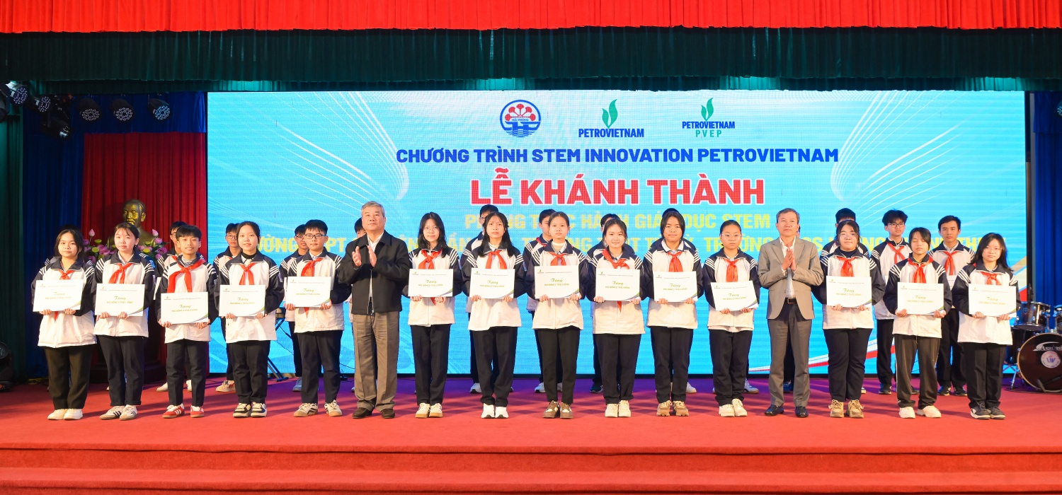 Tại Lễ khánh thành, lãnh đạo Petrovietnam và PVEP đã trao học bổng cho các em học sinh của 3 trường có thành tích xuất sắc trong học tập.