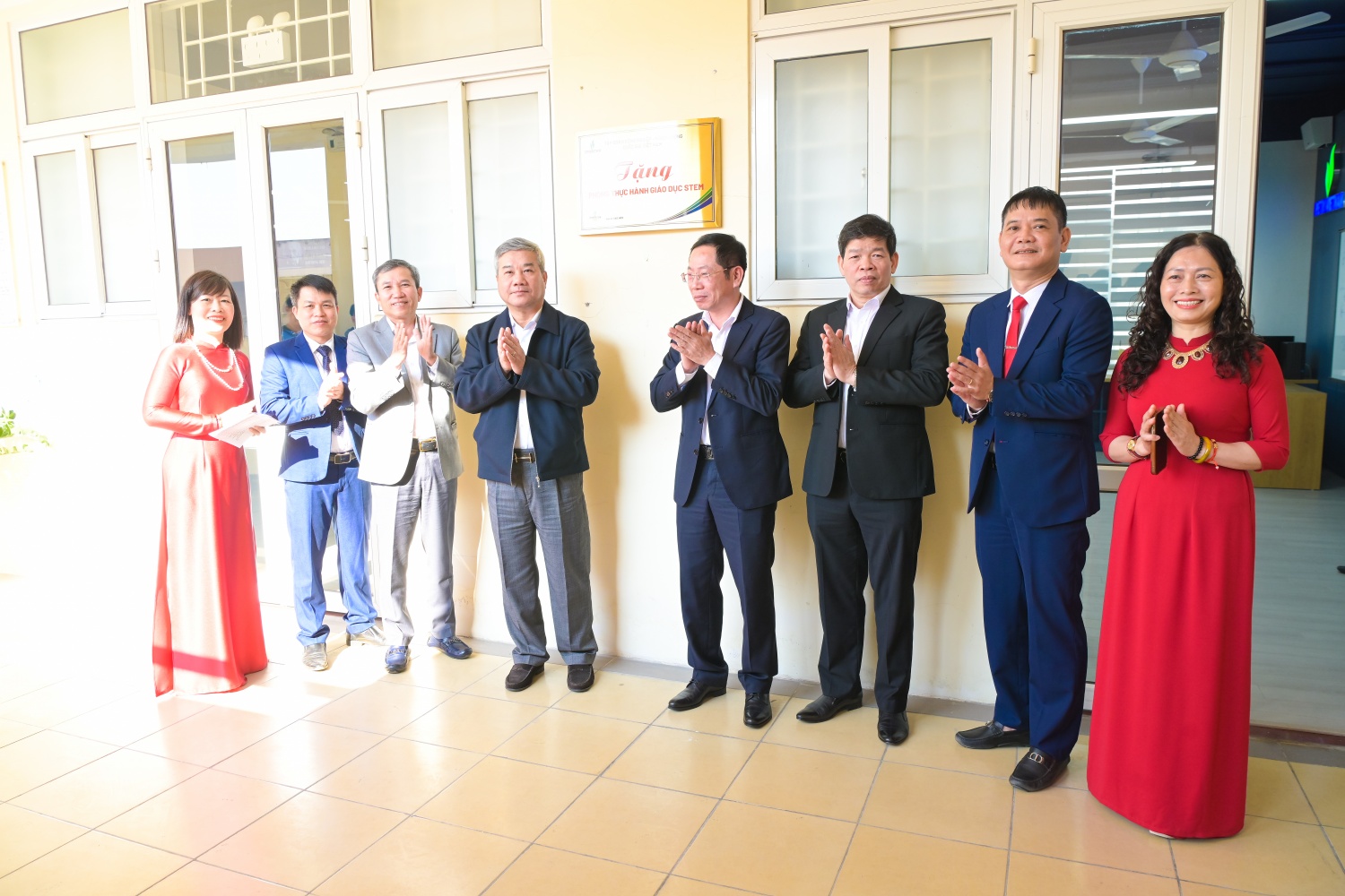 Các đại biểu cùng thầy cô 3 trường thực hiện nghi thức khánh thành phòng thực hành giáo dục STEM tại Trường THPT chuyên Trần Phú.