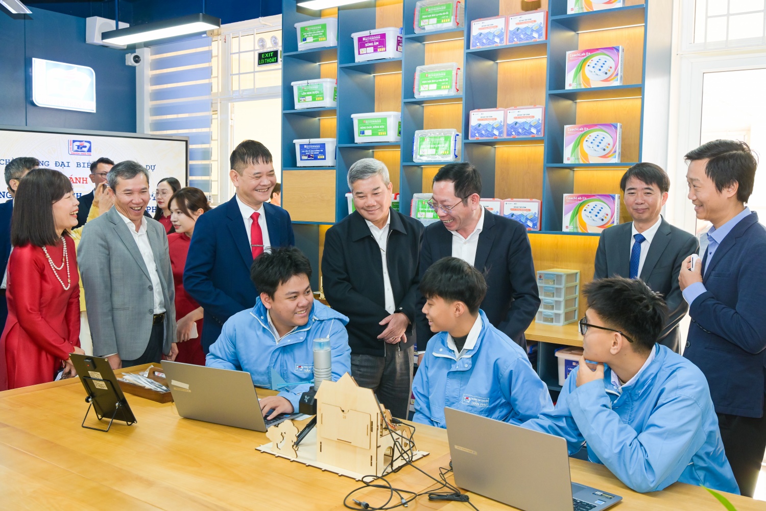 Các đại biểu tham quan phòng thực hành giáo dục STEM tại Trường THPT chuyên Trần Phú.