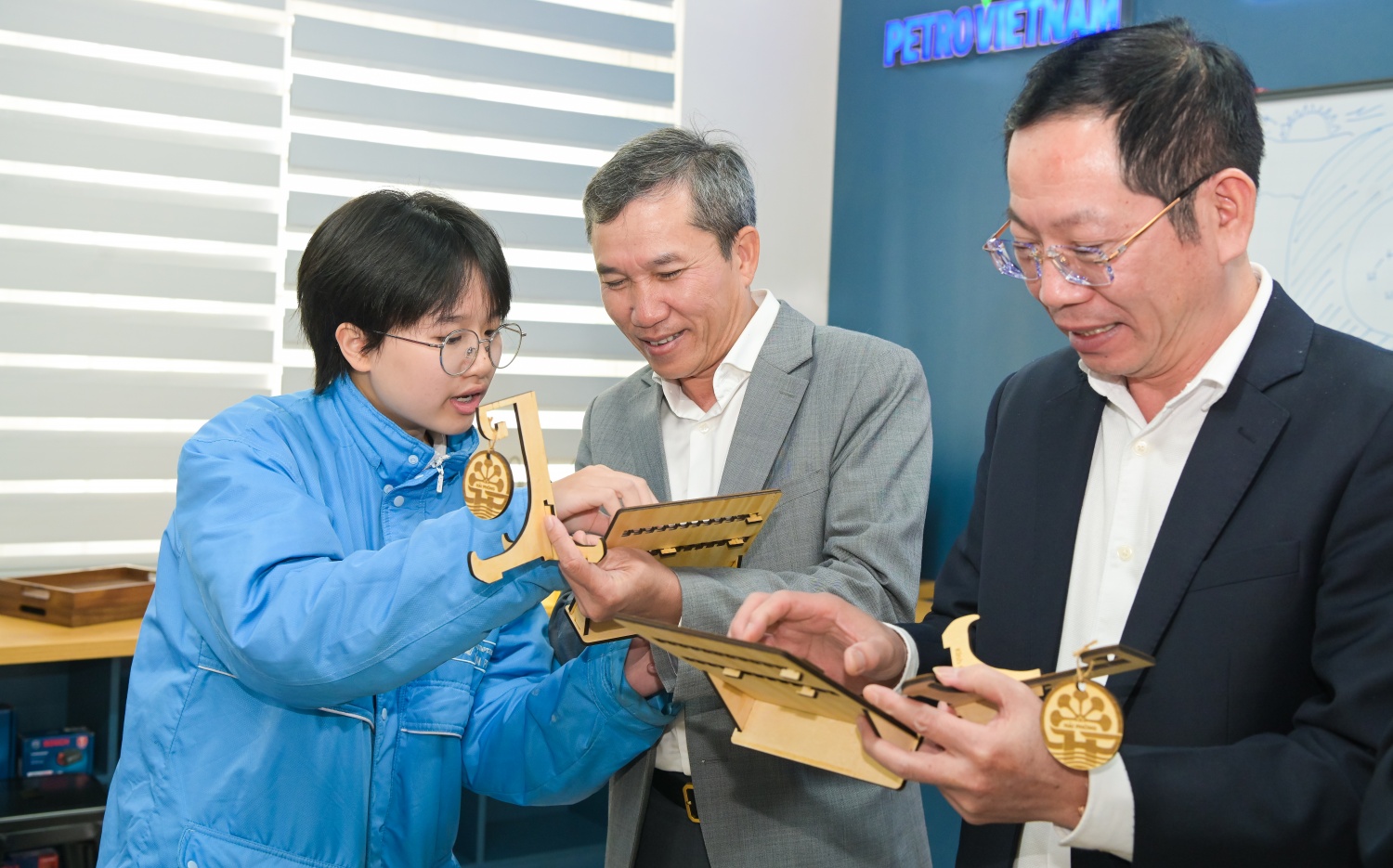 Em Trần Vân Khánh giới thiệu sản phẩm do các học sinh nhà trường chế tác với các đại biểu.