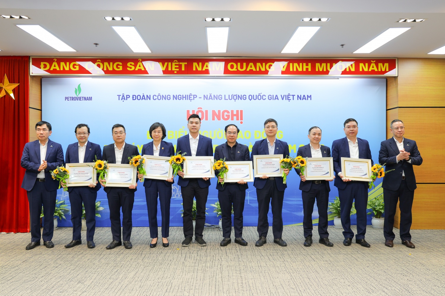 Khen thưởng các cá nhân có thành tích xuất sắc năm 2025.