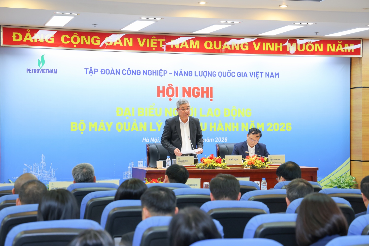 Ông Đỗ Chí Thanh - Phó Tổng Giám đốc Petrovietnam và ông Đặng Văn Huệ - Chủ tịch Công đoàn Bộ máy QL&ĐH Tập đoàn chủ trì hội nghị.