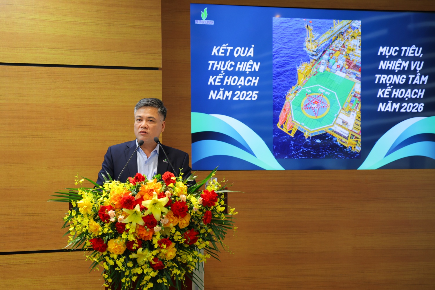 Ông Mai Văn Cảnh - Trưởng Ban Kinh tế Đầu tư Petrovietnam báo cáo kết quả sản xuất kinh năm 2025, kế hoạch năm 2026 và định hướng chiến lược phát triển của Tập đoàn trong giai đoạn mới.