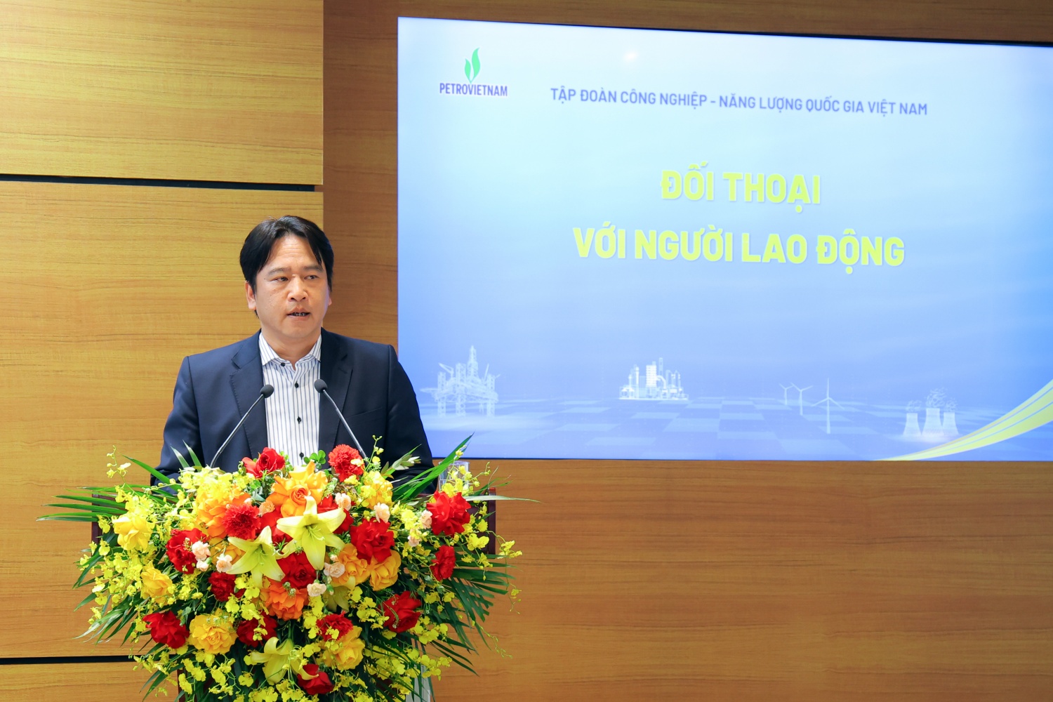 Ông Bùi Quốc Sơn - Trưởng Ban Quản trị nguồn nhân lực Petrovietnam giải đáp các vấn đề liên quan đến hoàn thiện cơ chế KPI của Tập đoàn.