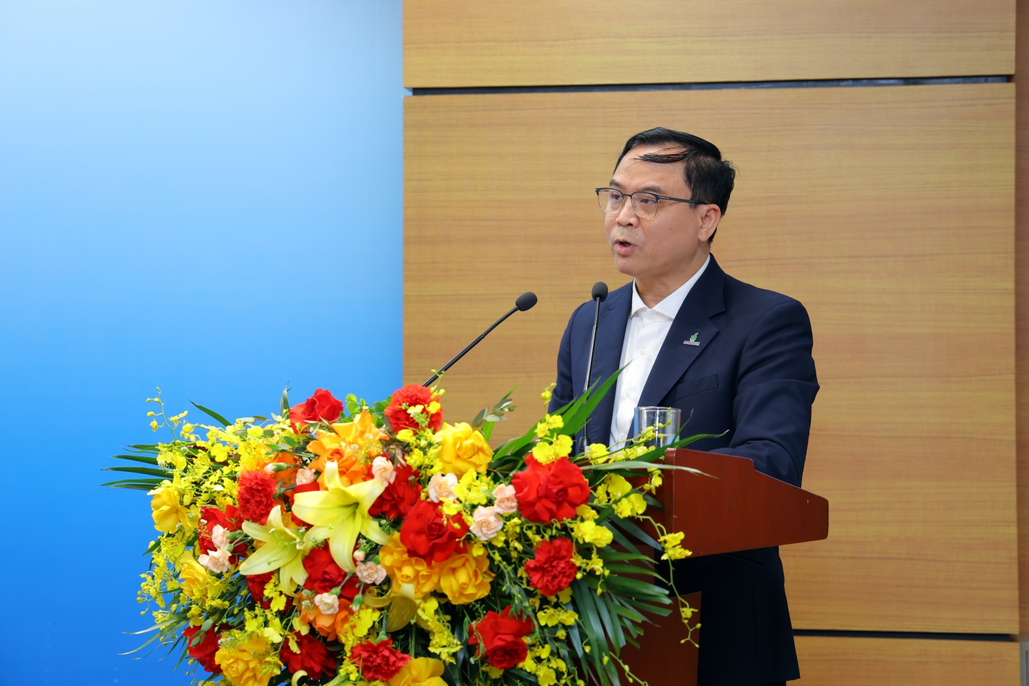 Ông Đặng Văn Huệ - Chủ tịch Công đoàn Bộ máy QL&ĐH Tập đoàn báo cáo kết quả bảo vệ quyền và lợi ích hợp pháp của NLĐ.