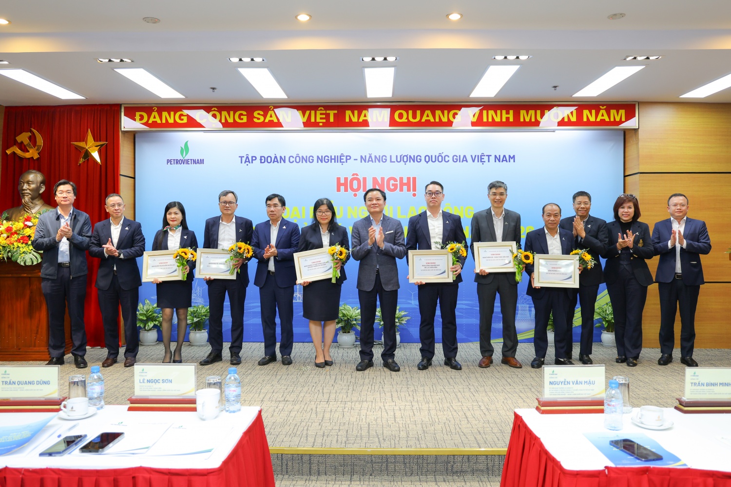 Bộ máy QL&ĐH tôn vinh các tập thể có đóng góp tích cực trong sản xuất kinh doanh năm 2025.
