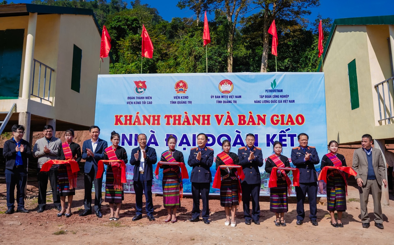 Các đại biểu thực hiện nghi thức khánh thành và bàn giao 30 căn nhà Đại đoàn kết.