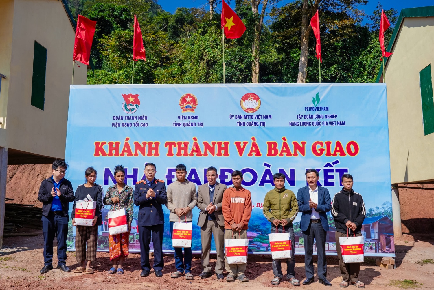 Các đại biểu tặng quà cho đại diện các hộ dân.