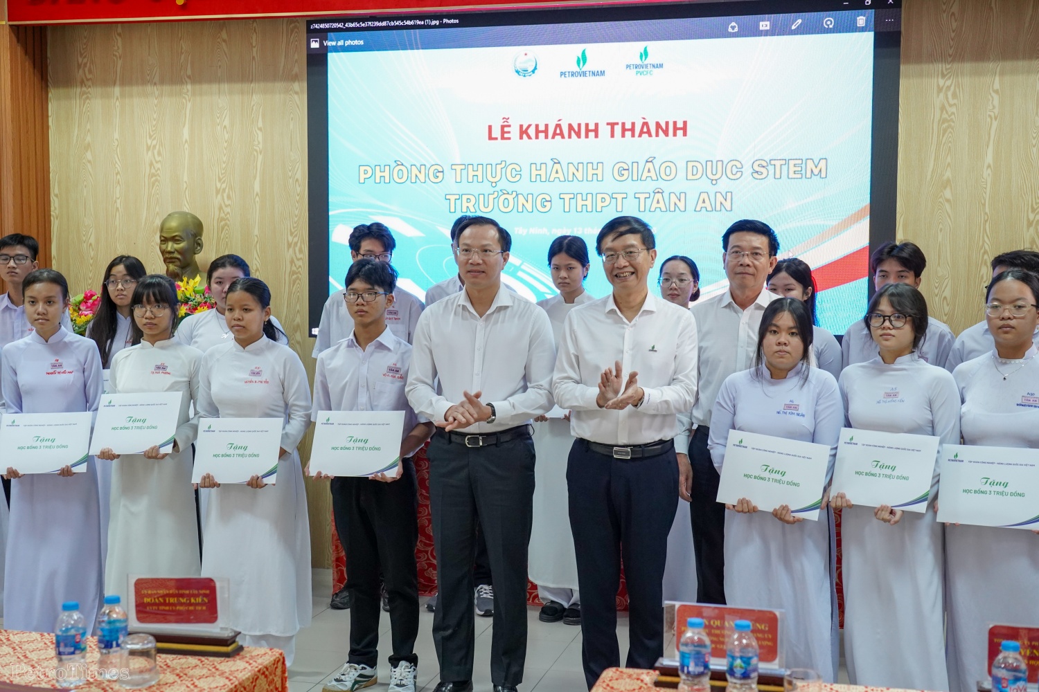 Nhân dịp này, Petrovietnam trao 30 suất học bổng cho học sinh Trường THPT Tân An đạt thành tích cao trong học tập và các em học sinh có hoàn cảnh khó khăn.
