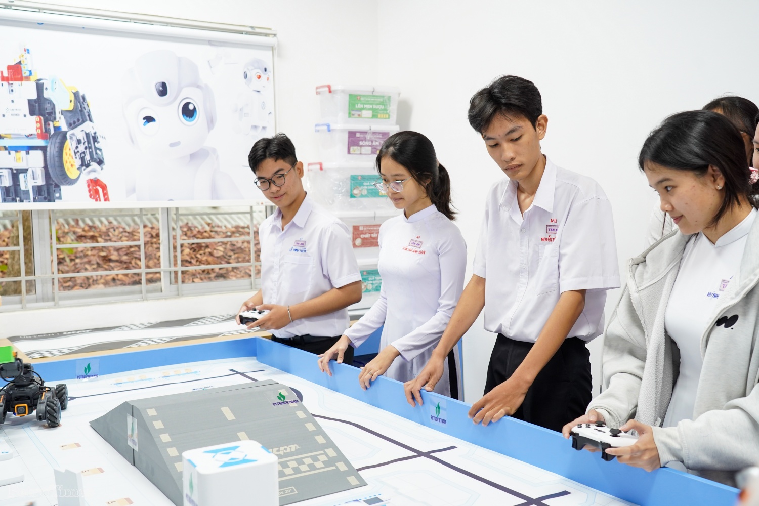 Trải nghiệm vận hành robot tại phòng STEM giúp các em học sinh dễ dàng hiểu rõ nguyên lý của các môn học Vật lý và Khoa học - Công nghệ.