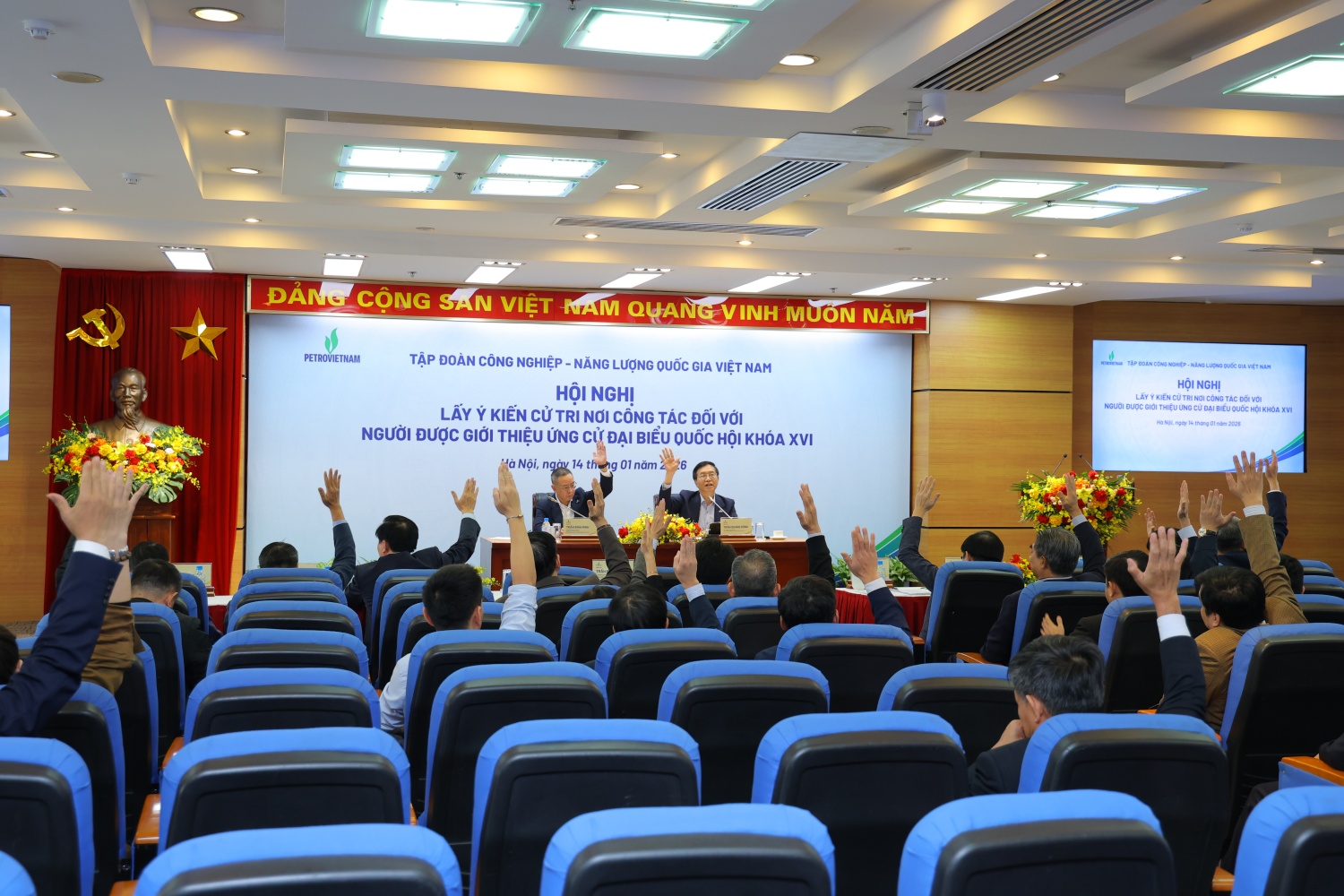 Các đại biểu biểu quyết giới thiệu đồng chí Lê Ngọc Sơn, Chủ tịch HĐTV Petrovietnam ứng cử đại biểu Quốc hội khóa XVI