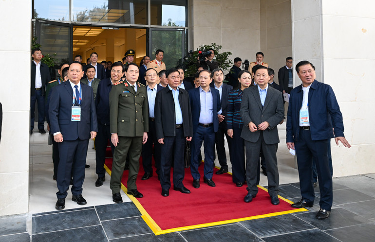 Thường trực Ban Bí thư kiểm tra các điều kiện bảo đảm công tác phục vụ Đại hội. (Ảnh: DUY LINH)