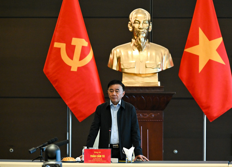 Thường trực Ban Bí thư Trần Cẩm Tú phát biểu kết luận tại buổi làm việc với các cơ quan sau khi kết thúc buổi sơ duyệt. (Ảnh: DUY LINH)