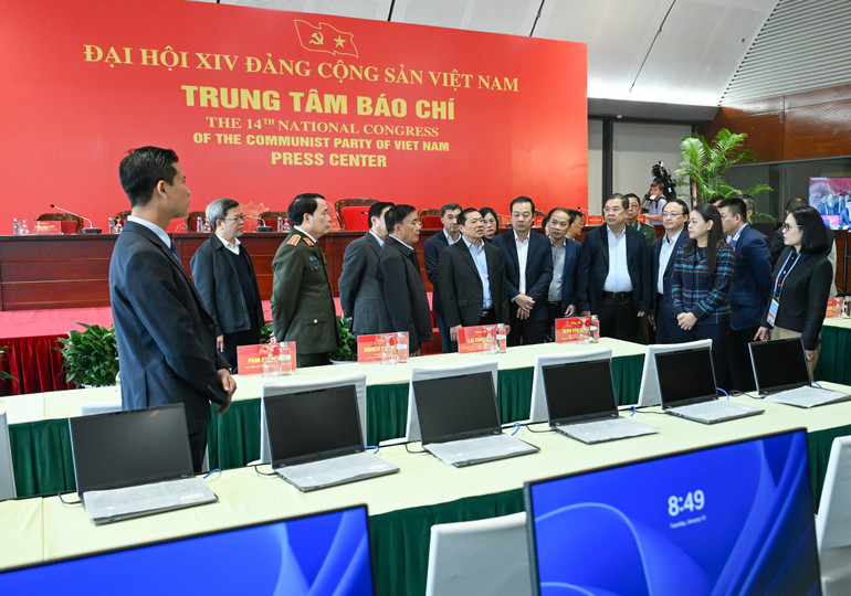 Thường trực Ban Bí thư Trần Cẩm Tú kiểm tra Trung tâm Báo chí Đại hội XIV. (Ảnh: DUY LINH)