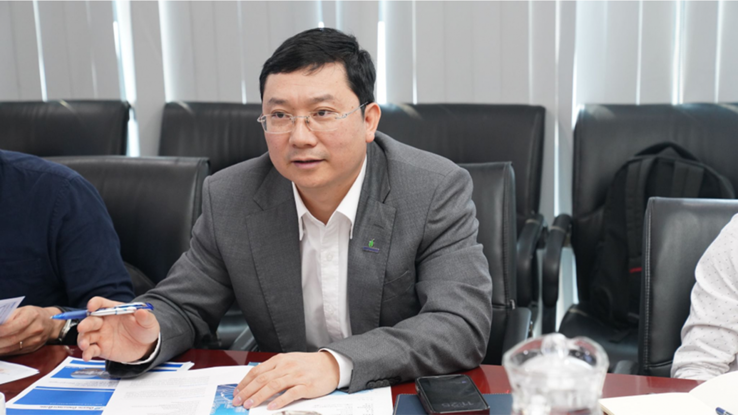 Phó Viện trưởng phụ trách VPI Nguyễn Văn Tư trao đổi về định hướng hợp tác nghiên cứu với OC Global.