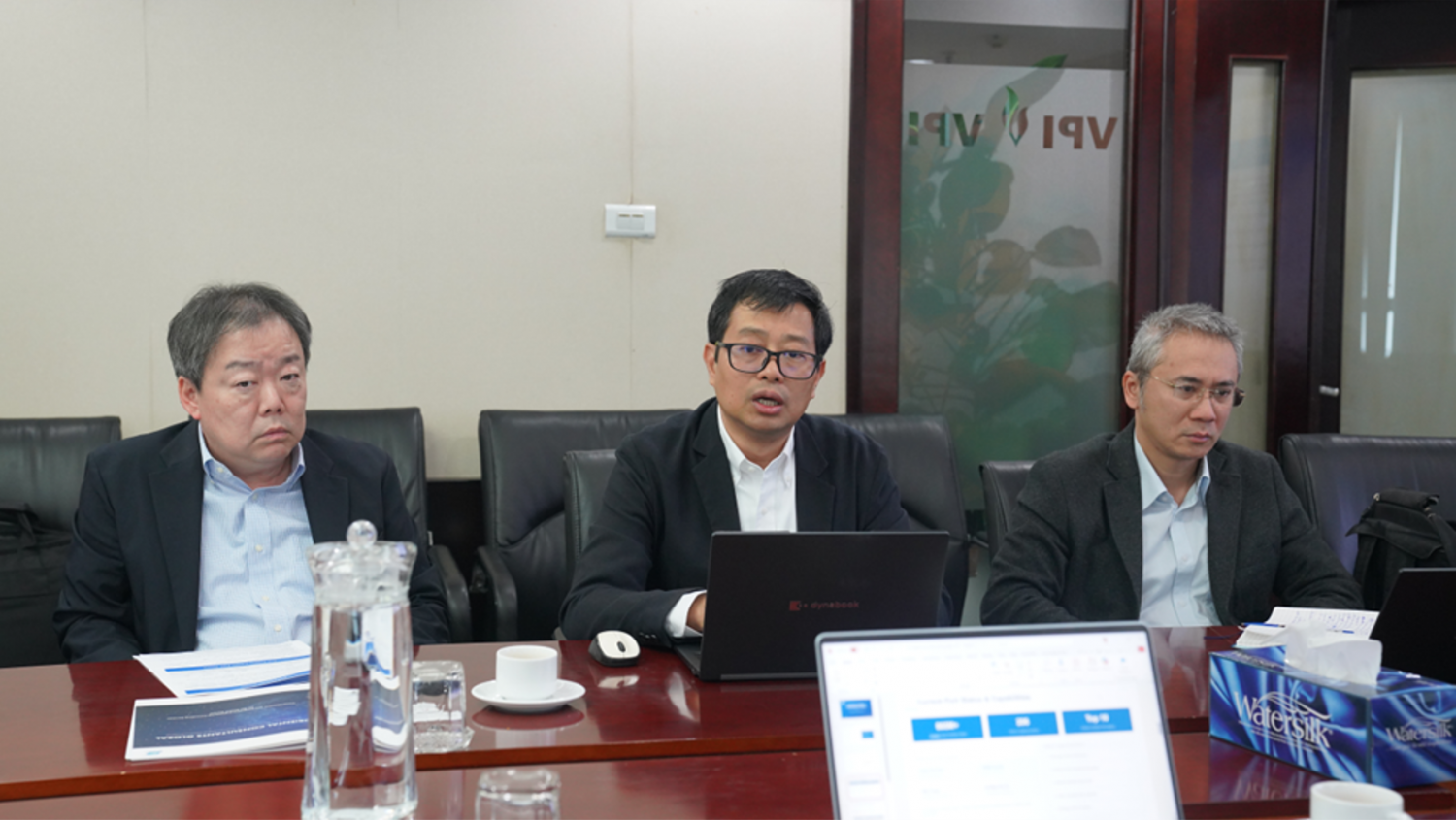 Đại diện lãnh đạo OC Global trao đổi về các nội dung kỹ thuật quy hoạch cảng hậu cần.