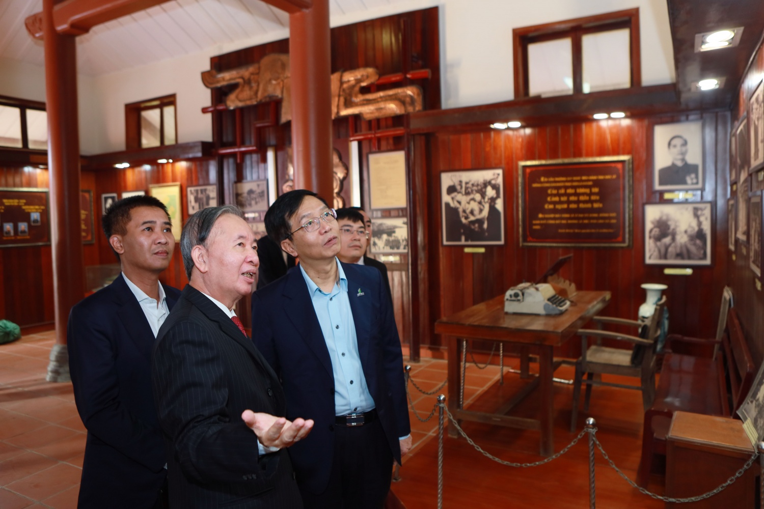 Đồng chí Trần Hữu Thắng - nguyên Thứ trưởng Thường trực Bộ Nội vụ, thân nhân gia đình cố Phó Thủ tướng Trần Hữu Dực giới thiệu về những kỷ vật, tài liệu gắn với cuộc đời đồng chí Trần Hữu Dực.