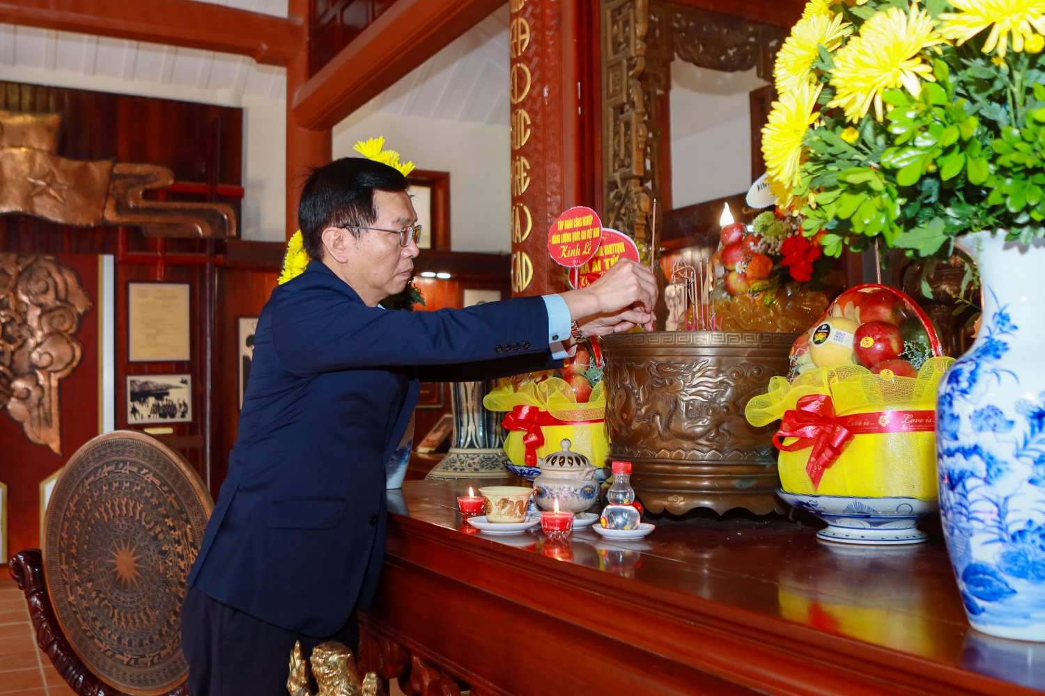 Đồng chí Trần Quang Dũng dâng hương tưởng nhớ cố Phó Thủ tướng Trần Hữu Dực.