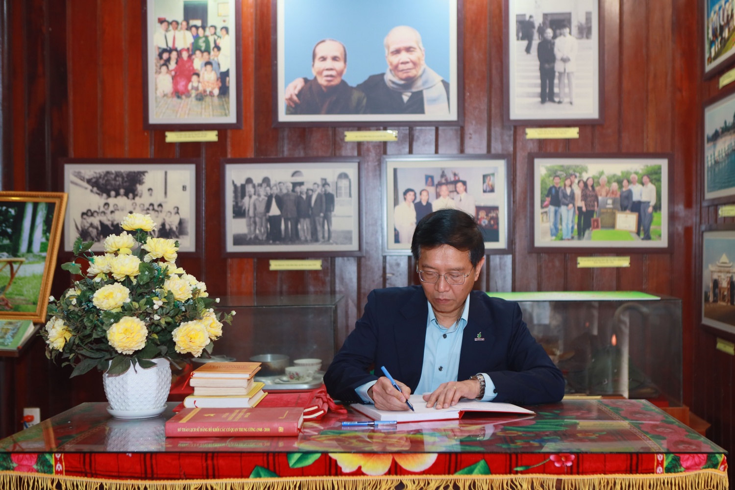 Đồng chí Trần Quang Dũng - Phó Bí thư phụ trách Đảng bộ Petrovietnam viết lưu niệm bày tỏ sự tri ân với những đóng góp to lớn của đồng chí Trần Hữu Dực đối với sự nghiệp cách mạng của Đảng và dân tộc.