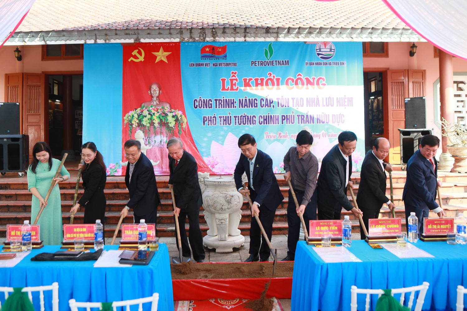 Các đại biểu tham dự thực hiện nghi thức khởi công công trình nâng cấp, cải tạo Nhà lưu niệm cố Phó Thủ tướng Trần Hữu Dực.