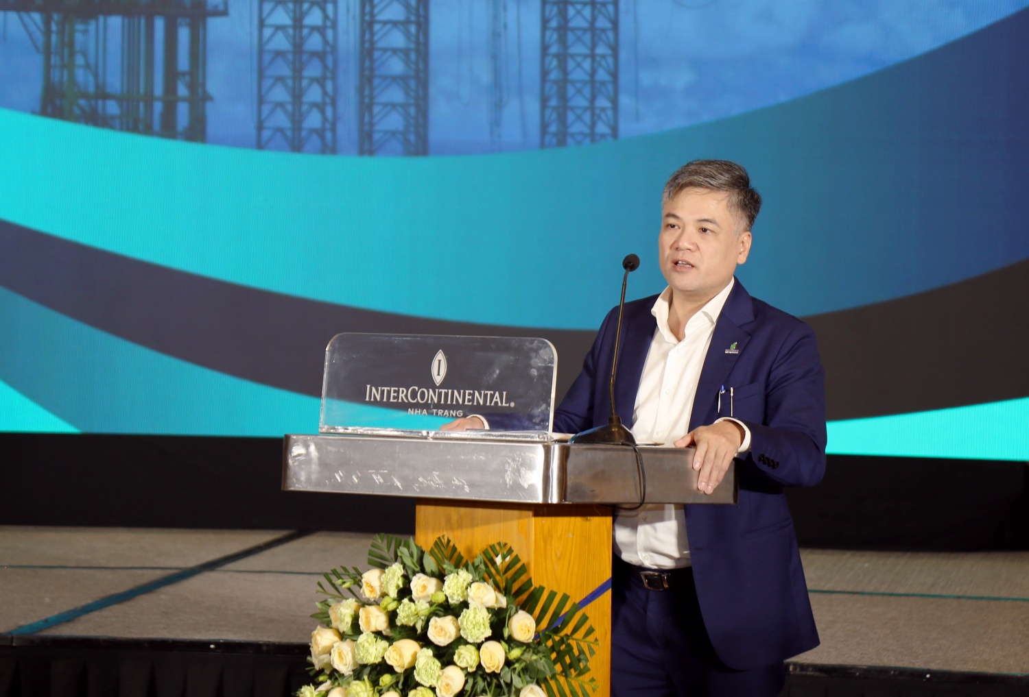Đồng chí Mai Văn Cảnh trình bày Báo cáo tổng kết năm 2025 và phương hướng nhiệm vụ giai đoạn 2026 - 2030
