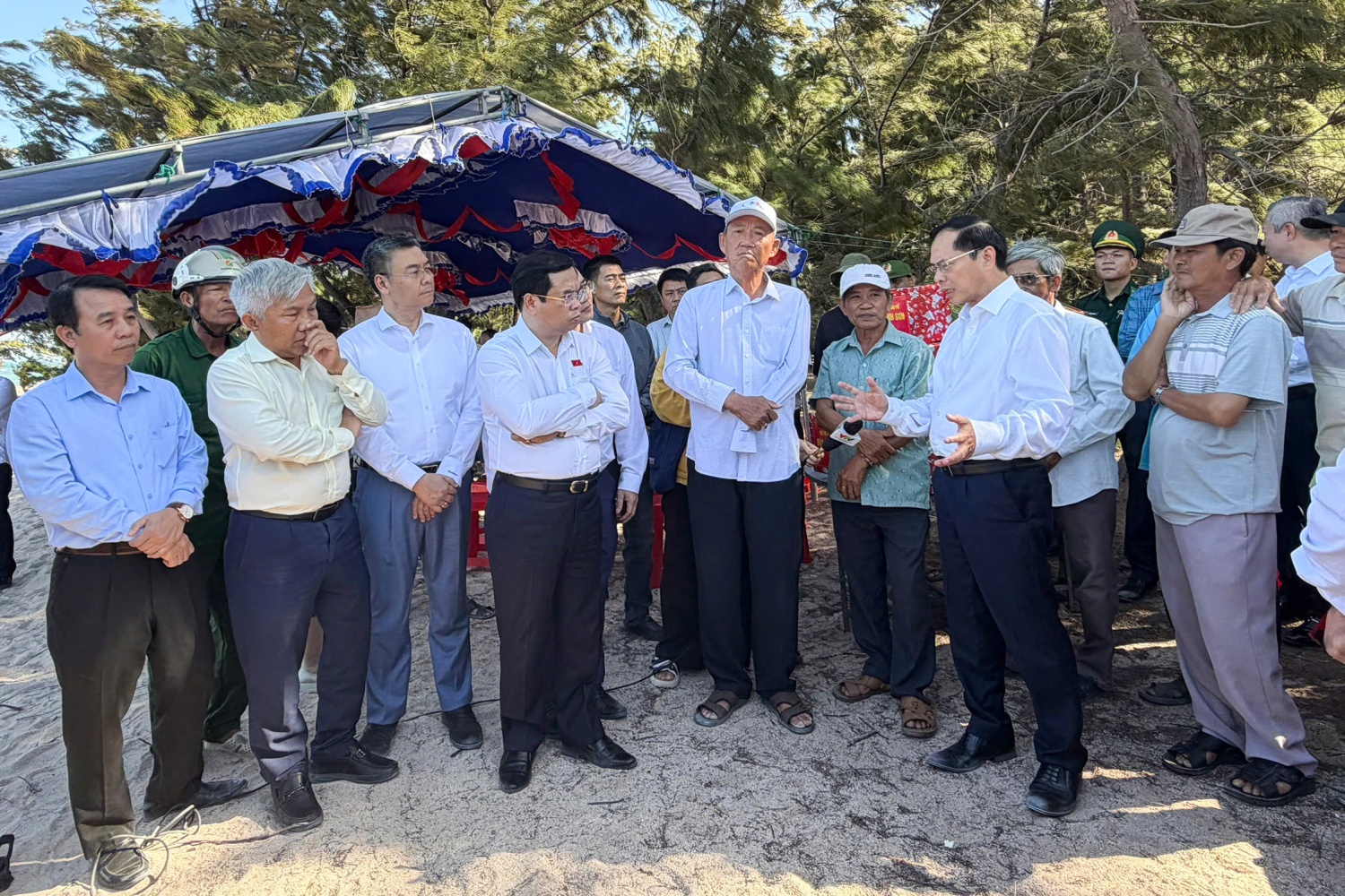 Phó Thủ tướng Bùi Thanh Sơn và đoàn công tác thăm hỏi, trò chuyện với bà con nhân dân đã nhường đất để xây dựng dự án